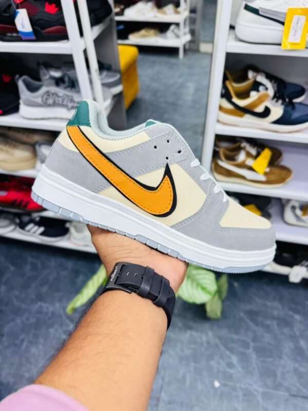 NIKE BEIGE